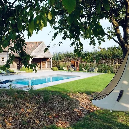 Splendid Castle In Perwez-Haillot With Sun-Loungers